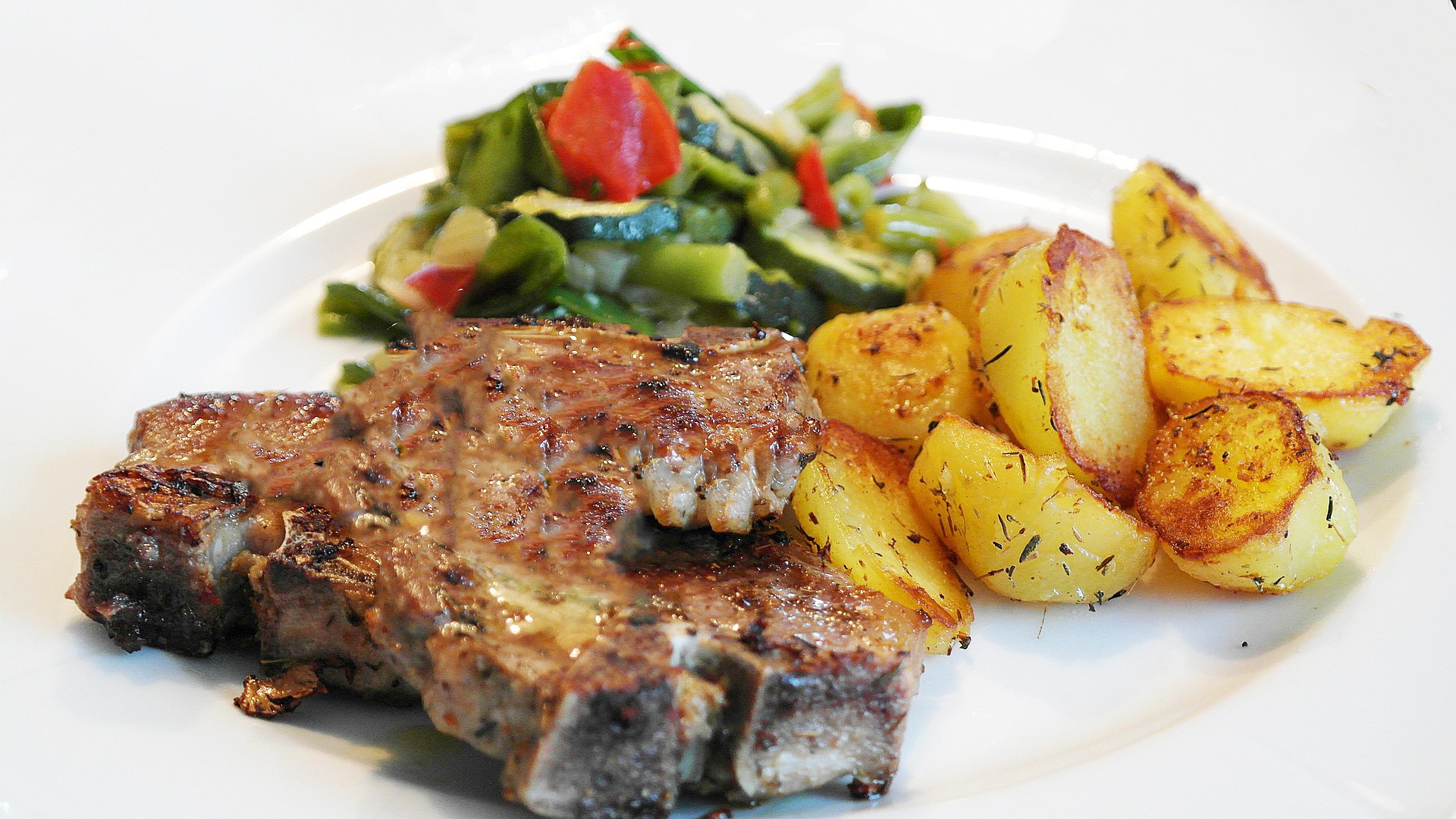 Ternasco de cerdo a la barbacoa con patatas dado