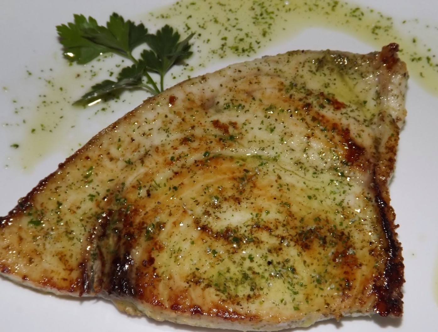 Caella en salsa verde con arroz blanco salteado