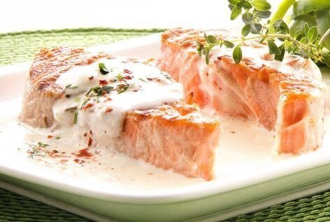 Salmón con Salsa de Cebollino y Patatas
