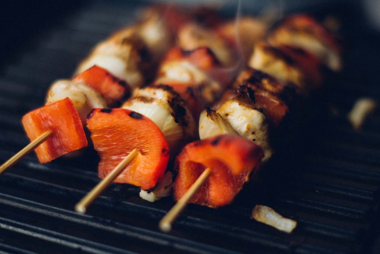 Patatas con Pincho Moruno y Ajos Tiernos