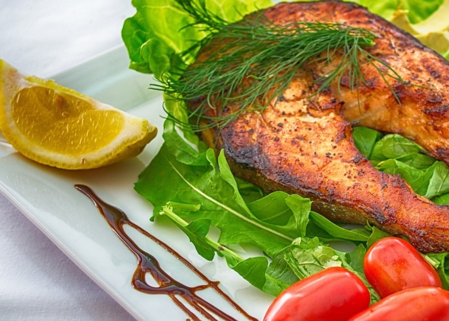 Salmón al Eneldo y Arroz Salteado