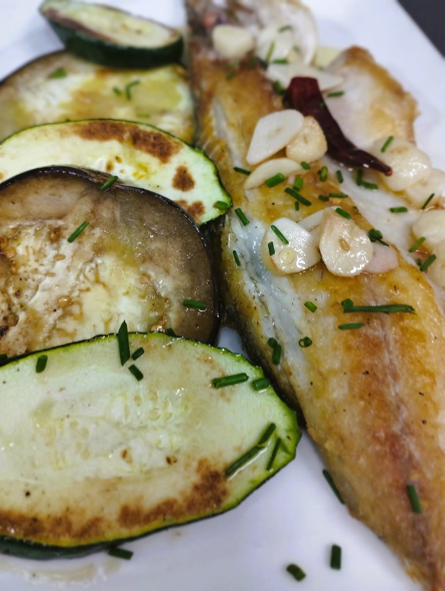 Dorada con ajetes y verduras
