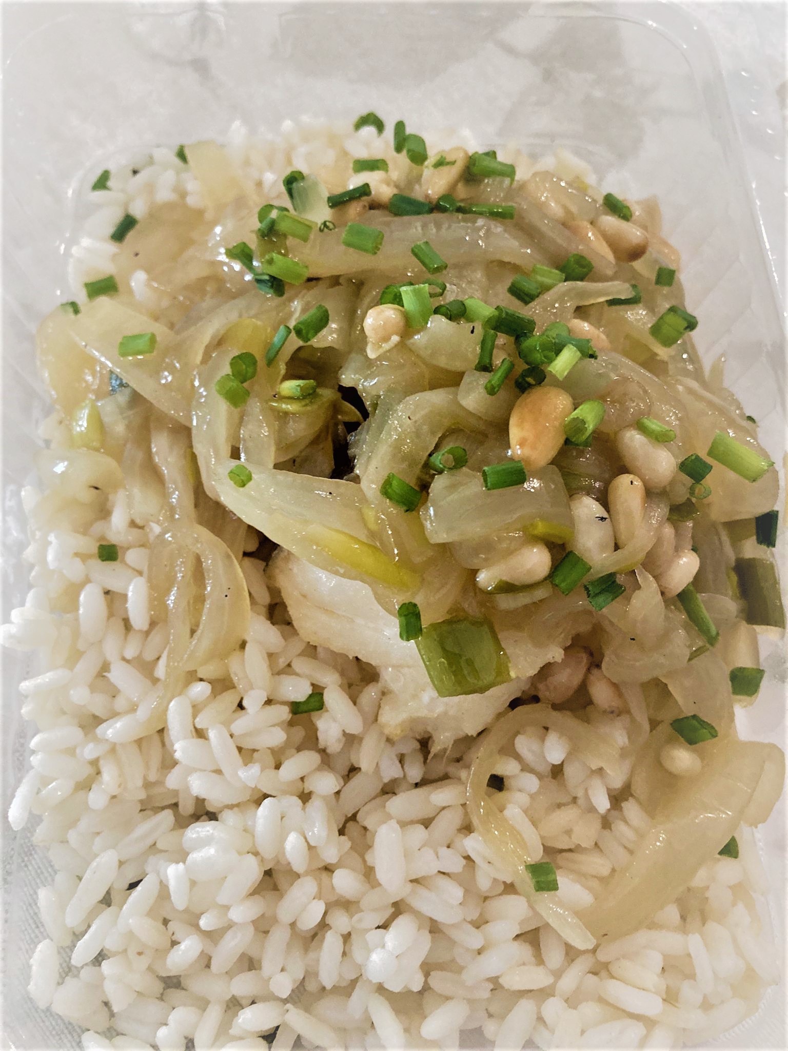 Bacalao Encebollado con Arroz Salteado