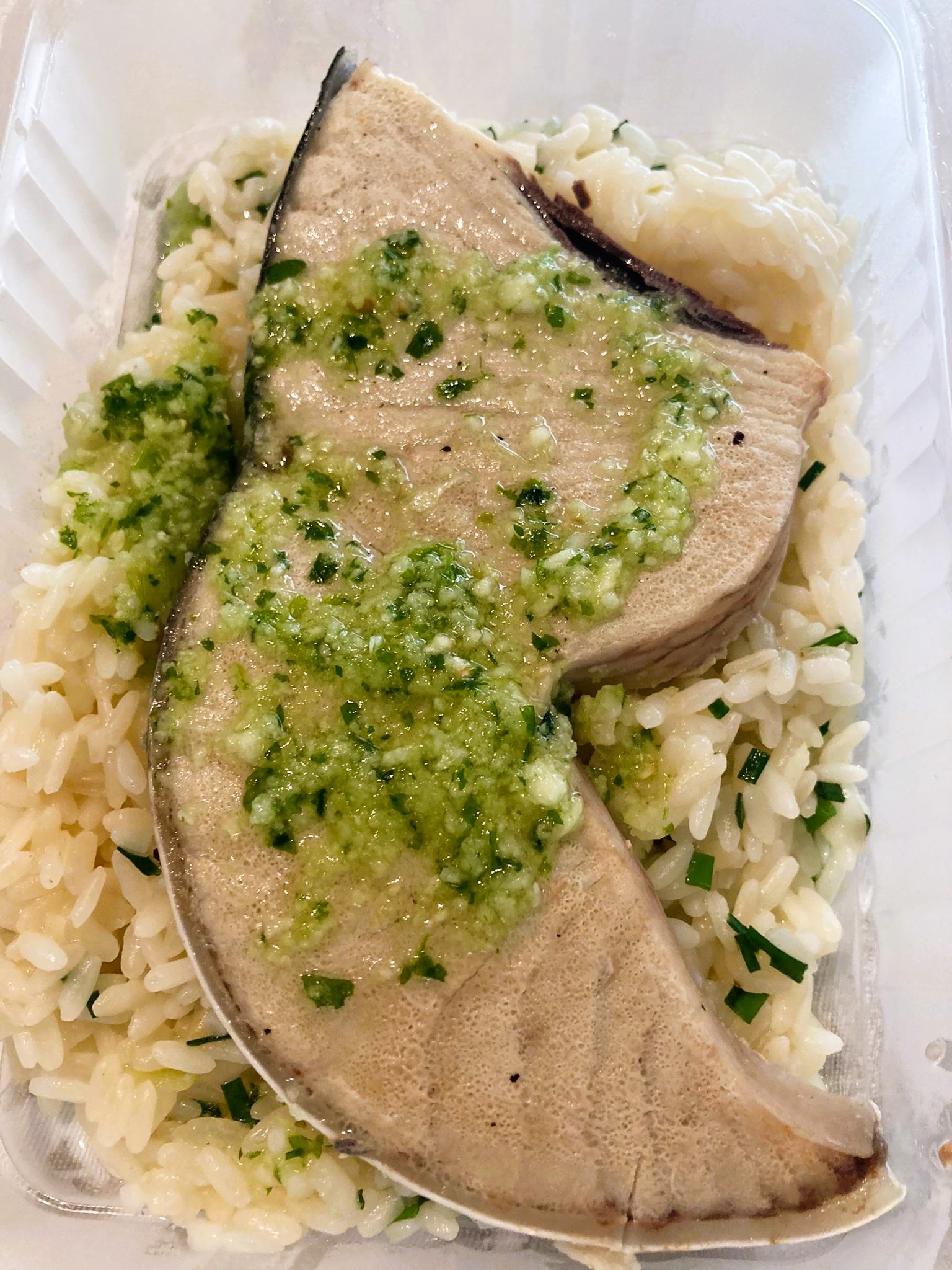 Emperador en Salsa Verde con Arroz Salteado y Ajetes