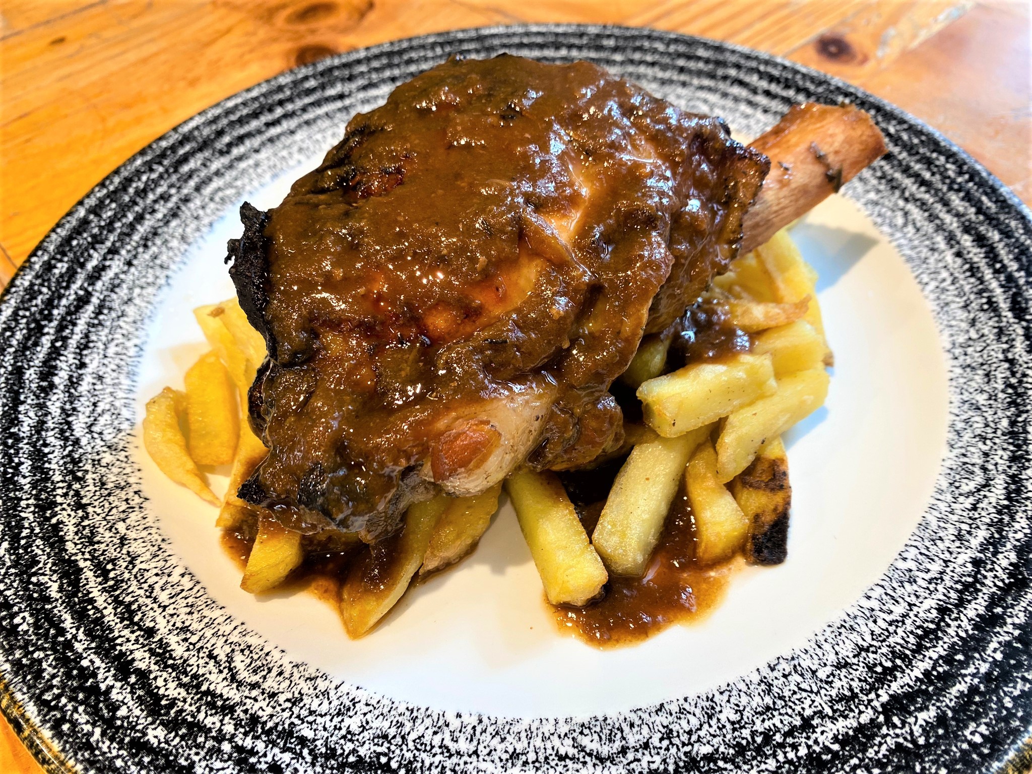 Codillo en salsa con patatas al horno