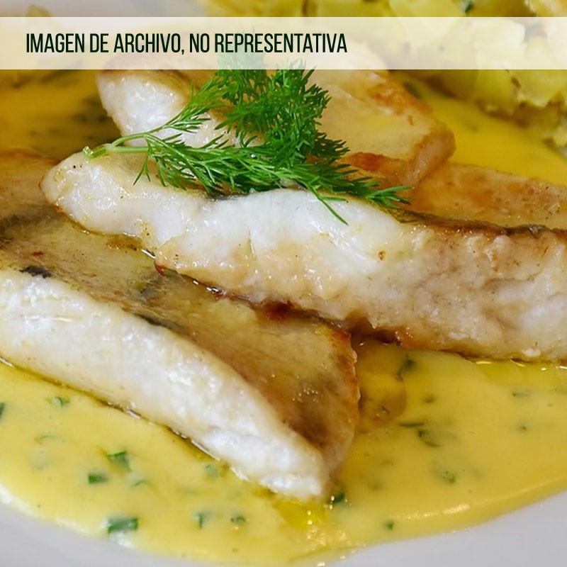 Merluza en Salsa de Azafrán con Arroz Salteado
