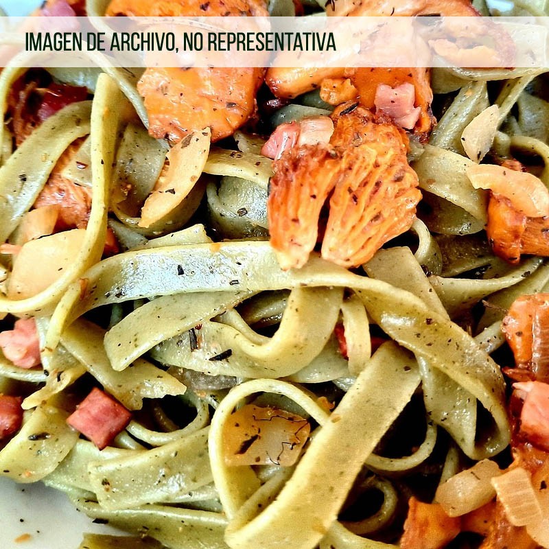 Tallarines con pollo, setas y salsa yakitori