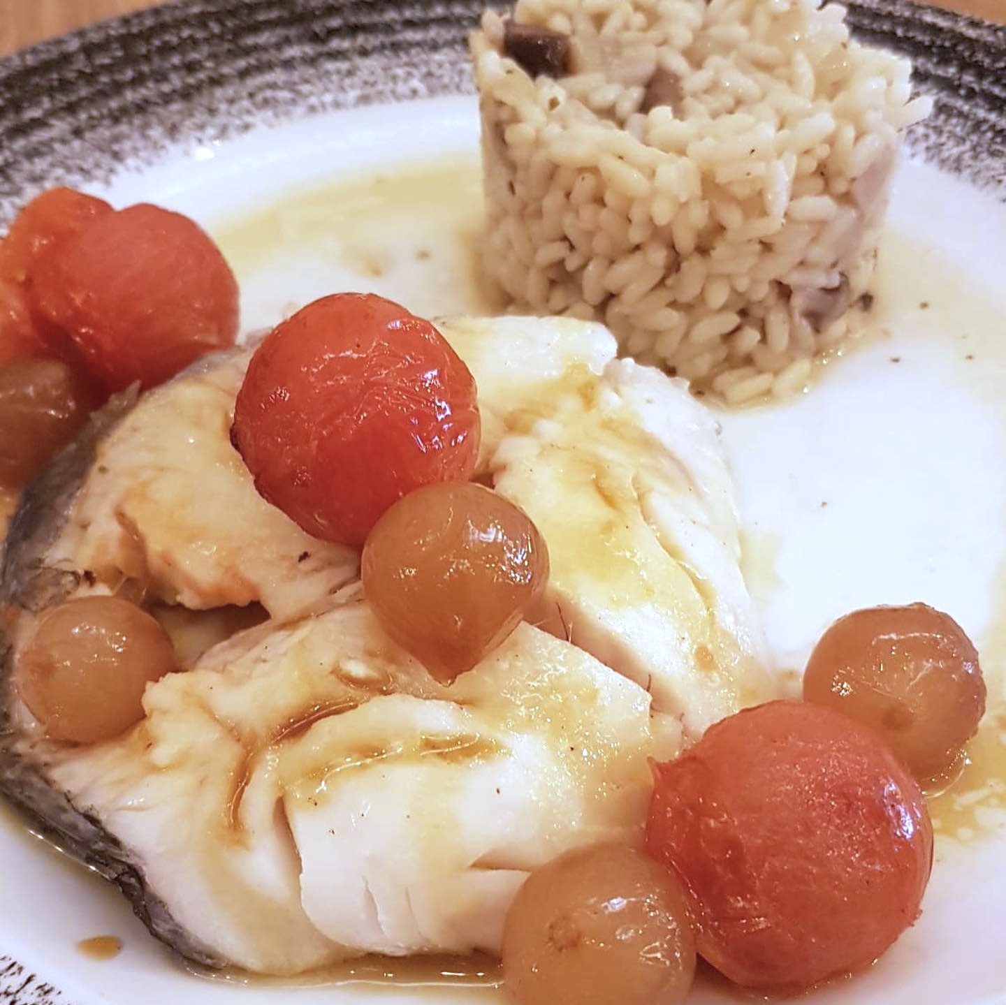 Merluza al Perfume de Tomate con Arroz Salteado