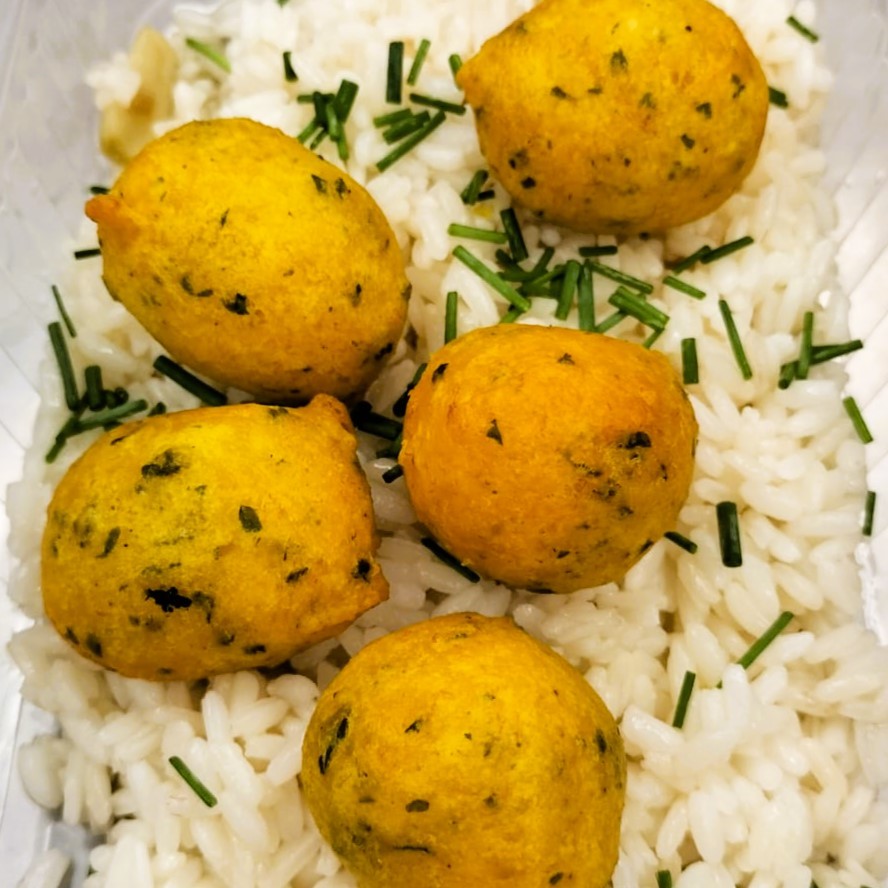 Buñuelos de Bacalao con Arroz Salteado
