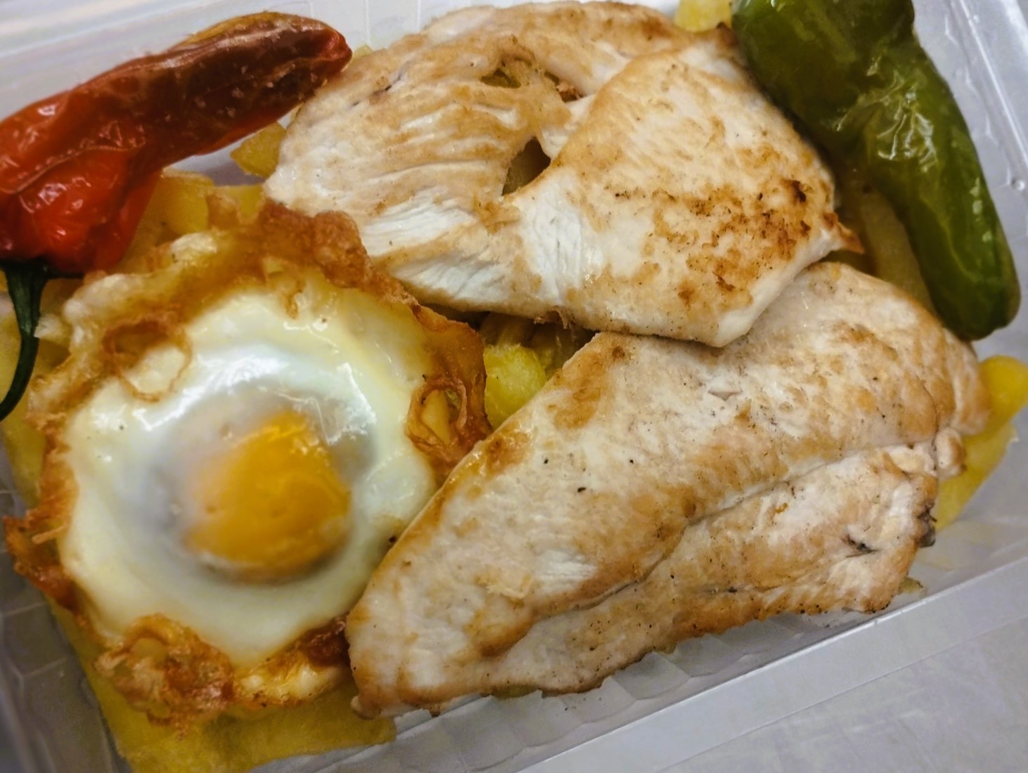 Pechuga a la Plancha con Huevo Frito y Patatas