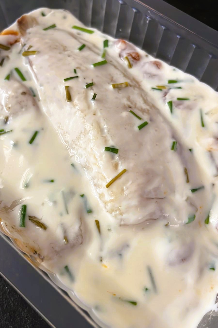 Lecha con Salsa de Cebollino y Patatas