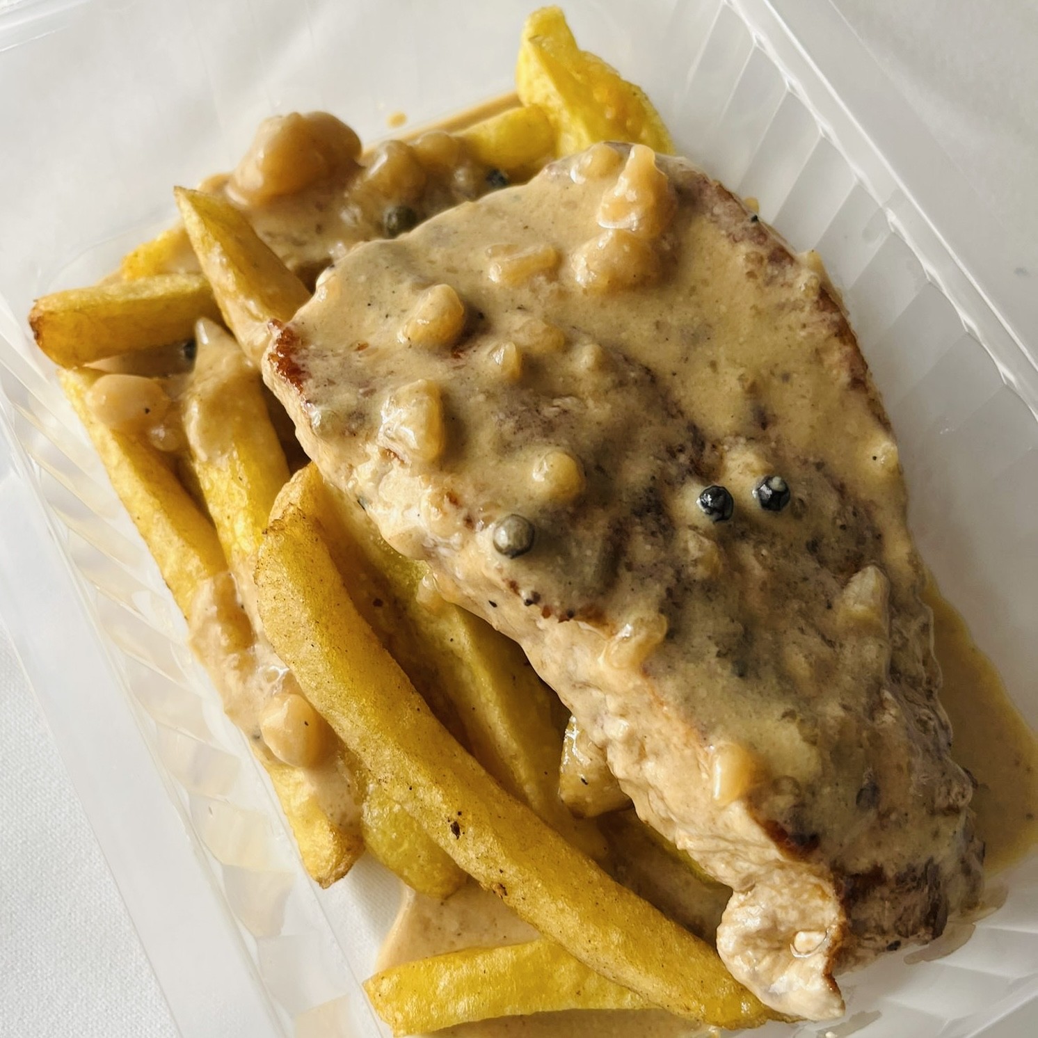 Chuleta de Cerdo a la Pimienta con Patatas y Pimientos Padrón