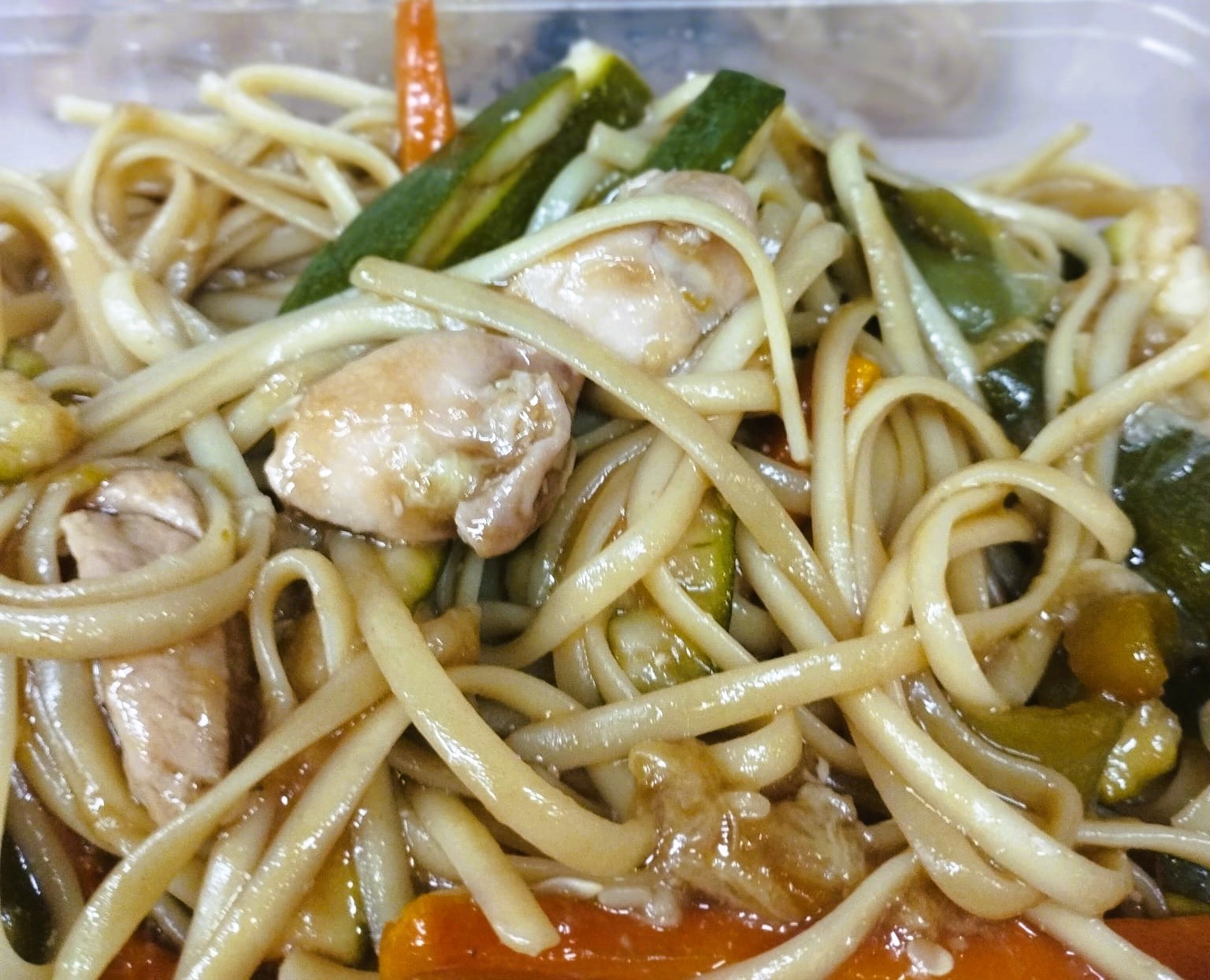 Espaguetis con Verduras, Pollo y Salsa Teriyaki