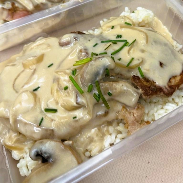 Lomo al Champiñón con Arroz Salteado y Ajetes