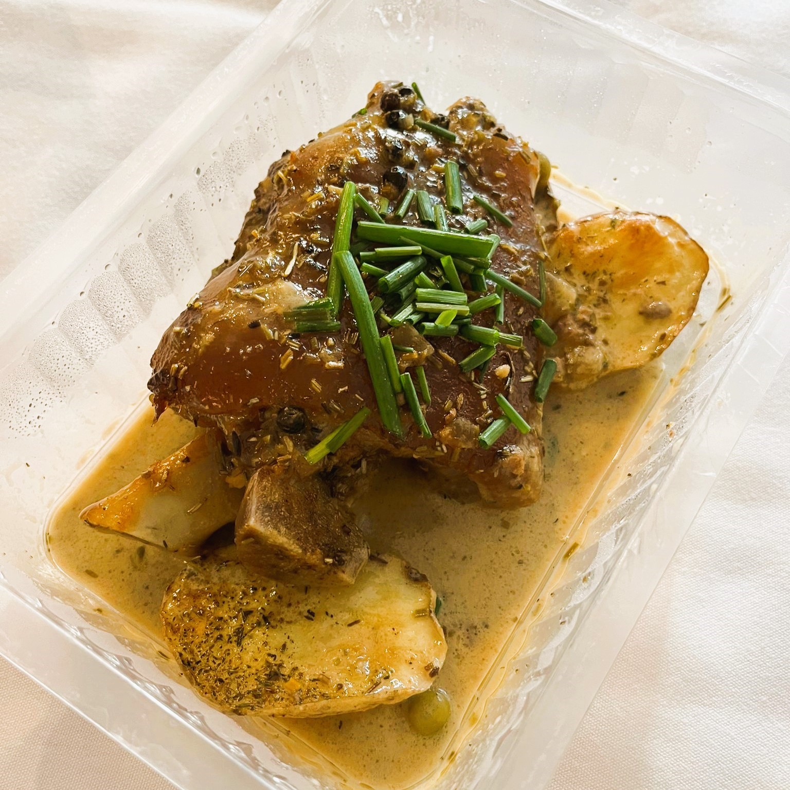 Codillo en Salsa con Patatas al Horno