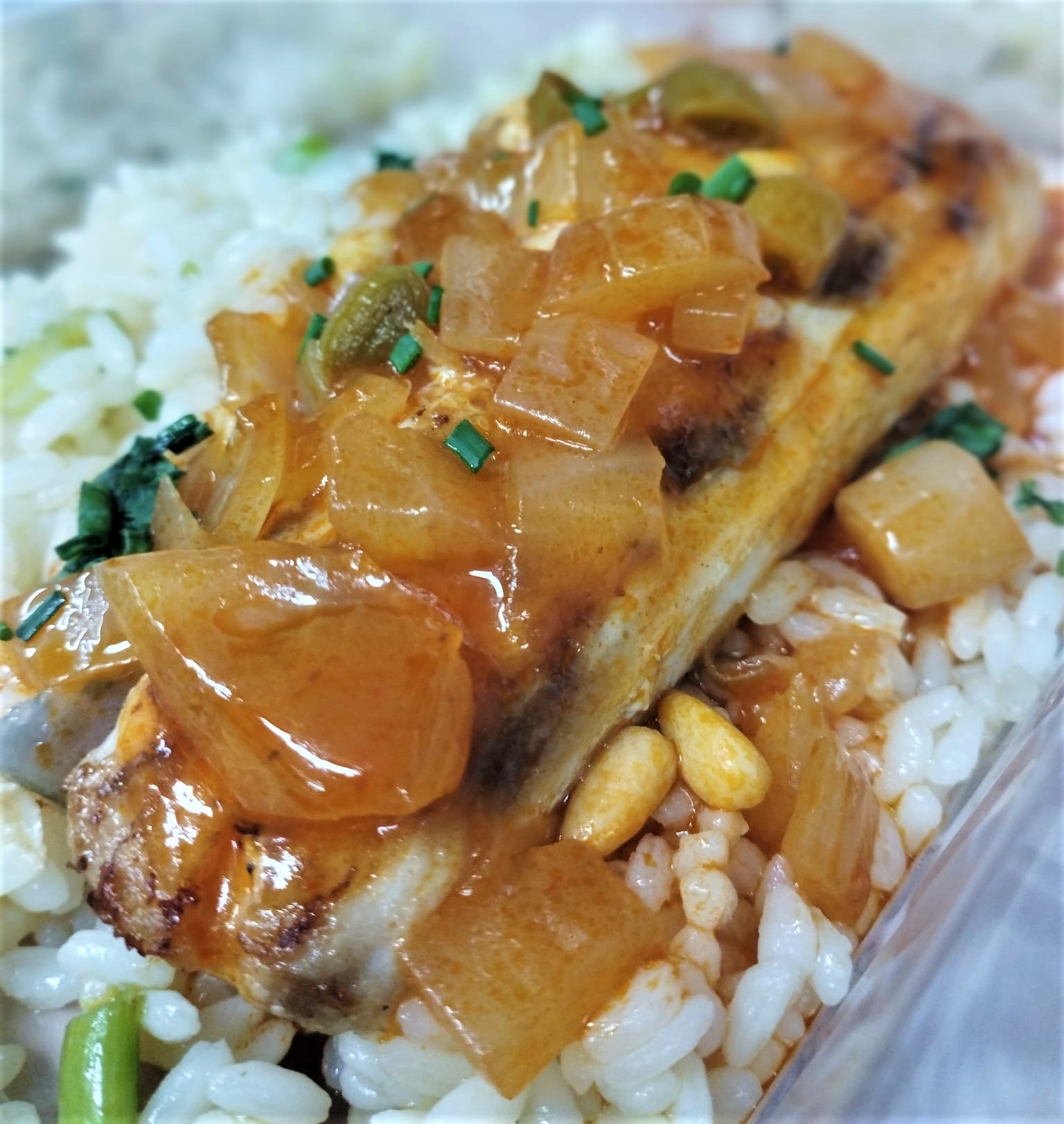 Pescado a la Marinera con Arroz Blanco Salteado