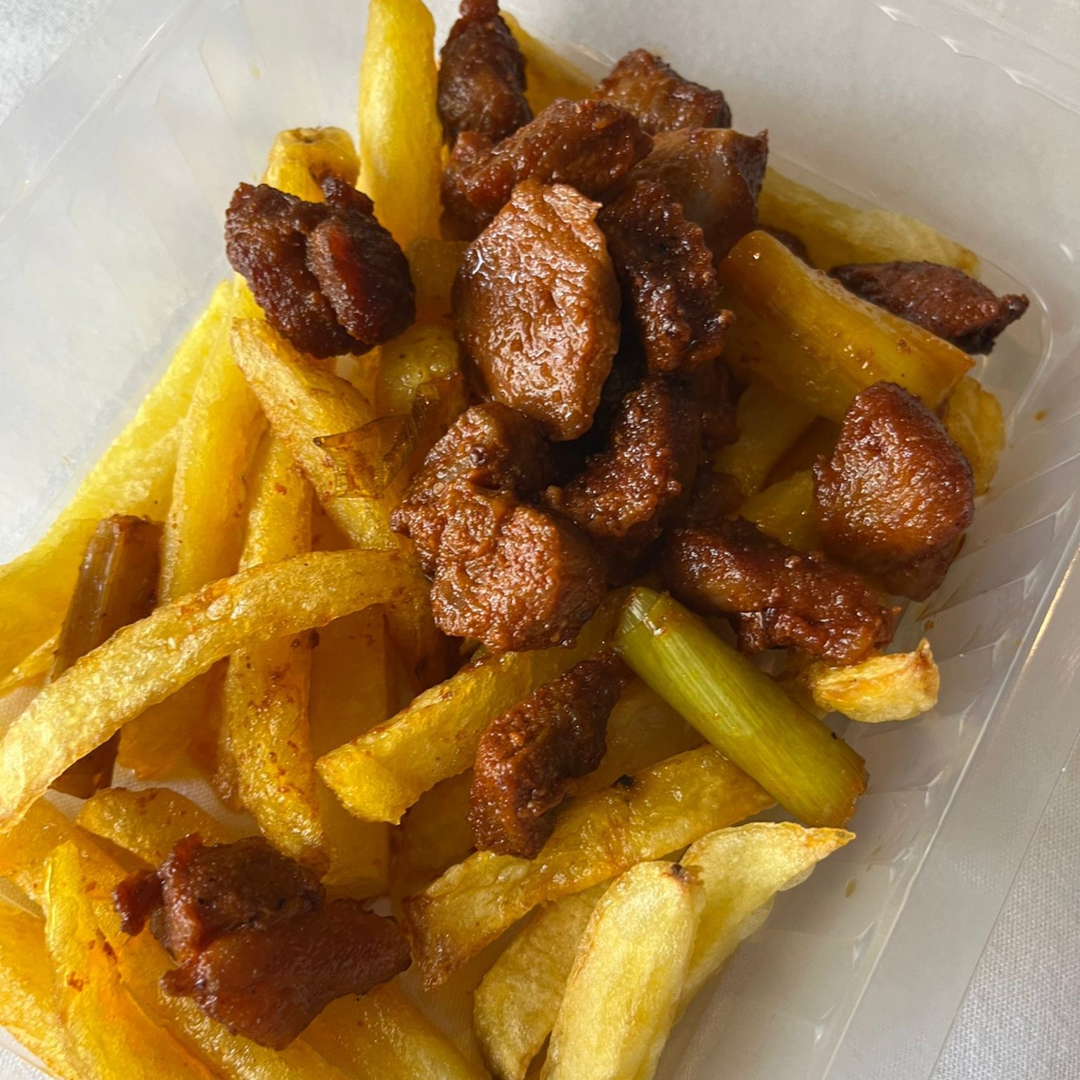 Patatas con Pincho Moruno y Ajos Tiernos