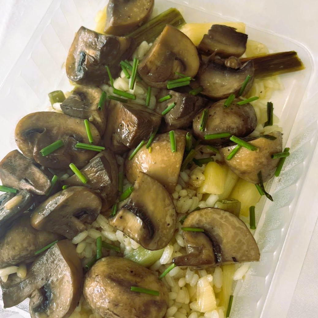 Champiñones al Ajillo con Arroz Salteado