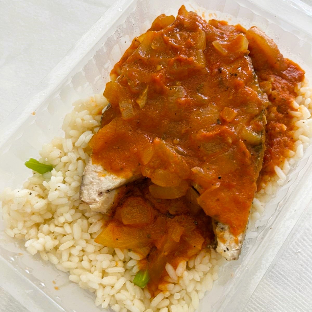 Merluza a la Vizcaína con Arroz Blanco Salteado
