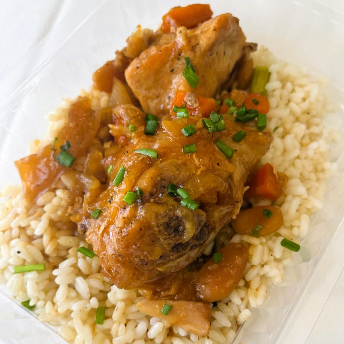Pollo con Salsa de Almendras y Arroz Salteado