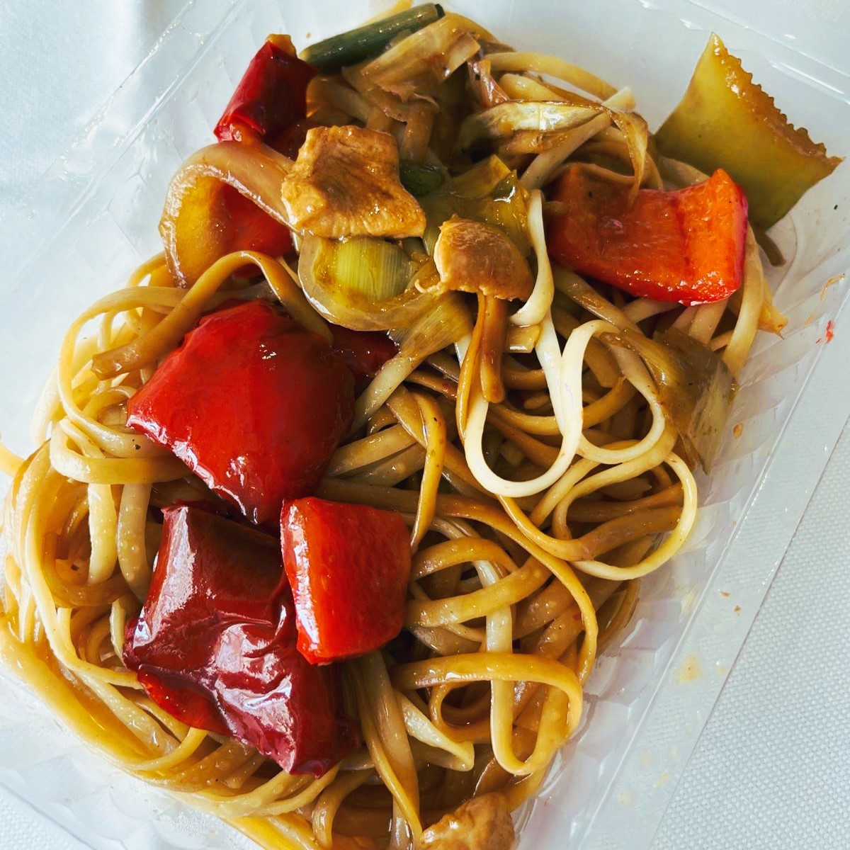 Espaguetis con Verduras, Pollo y Salsa Teriyaki