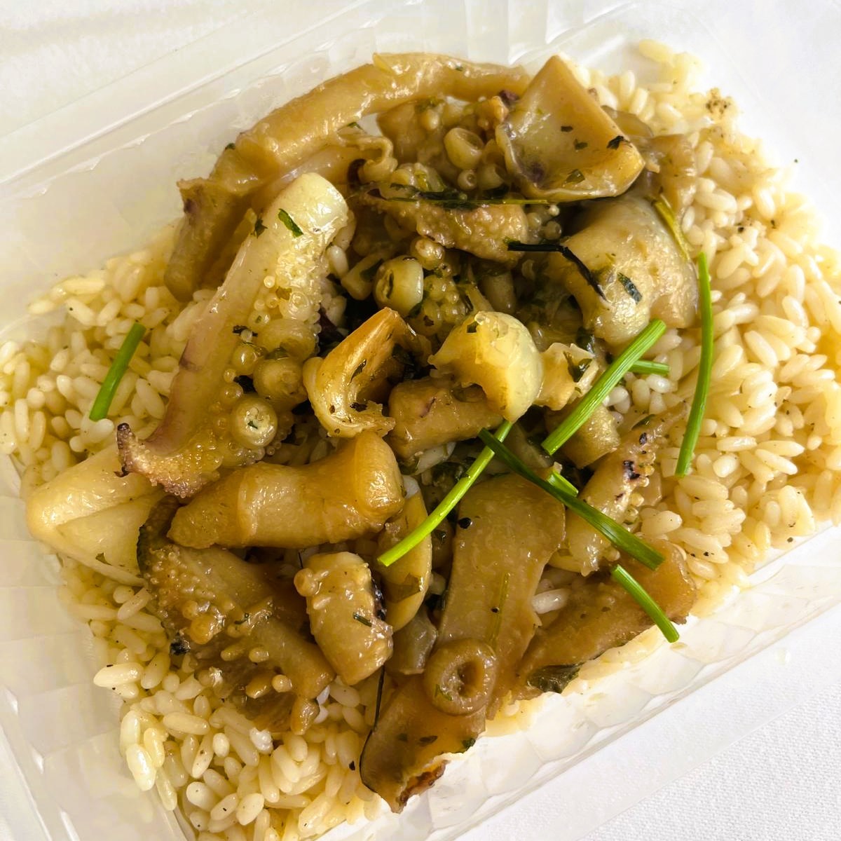 Calamares en Salsa Verde y Arroz Salteado