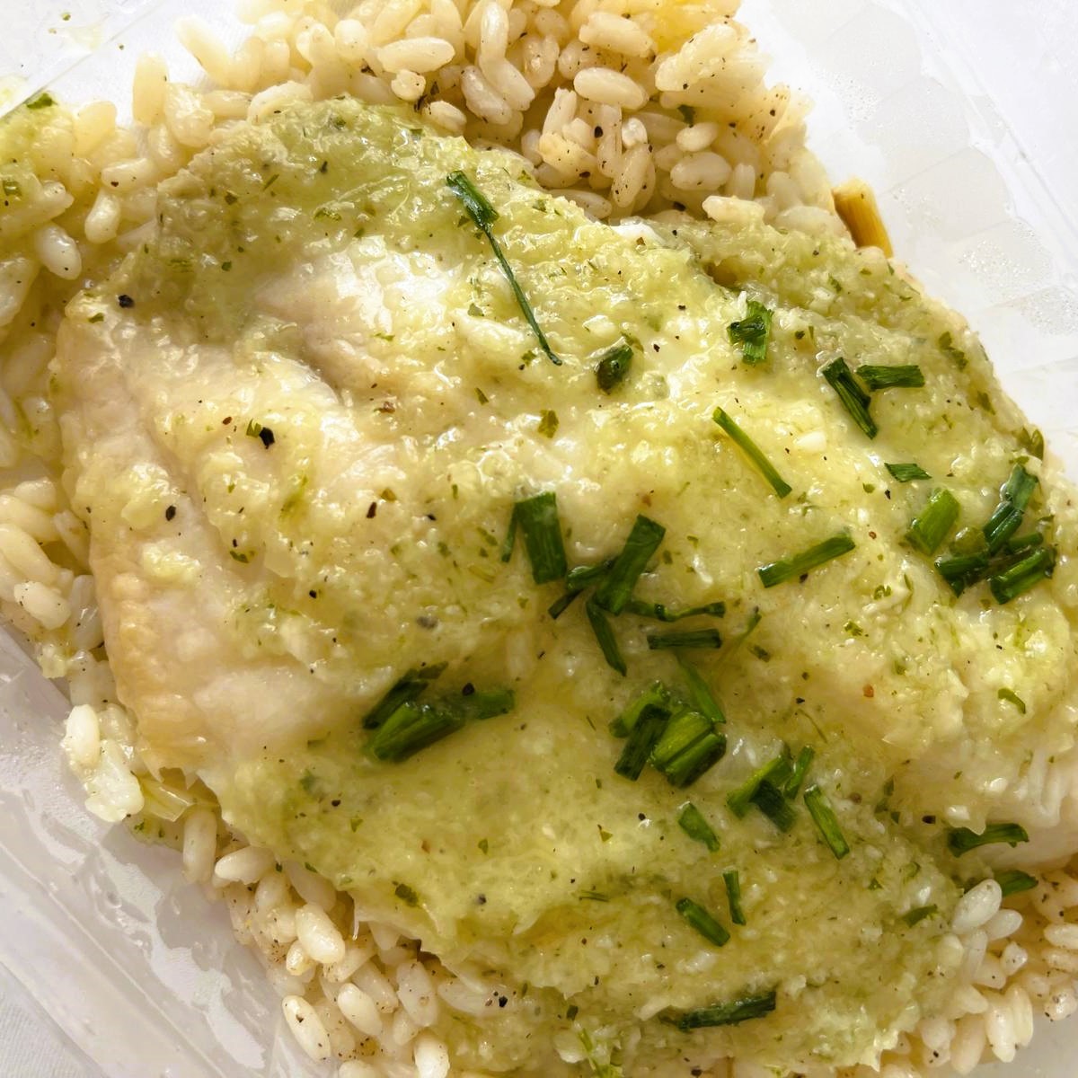 Lecha con Salsa de Cebollino y Patatas