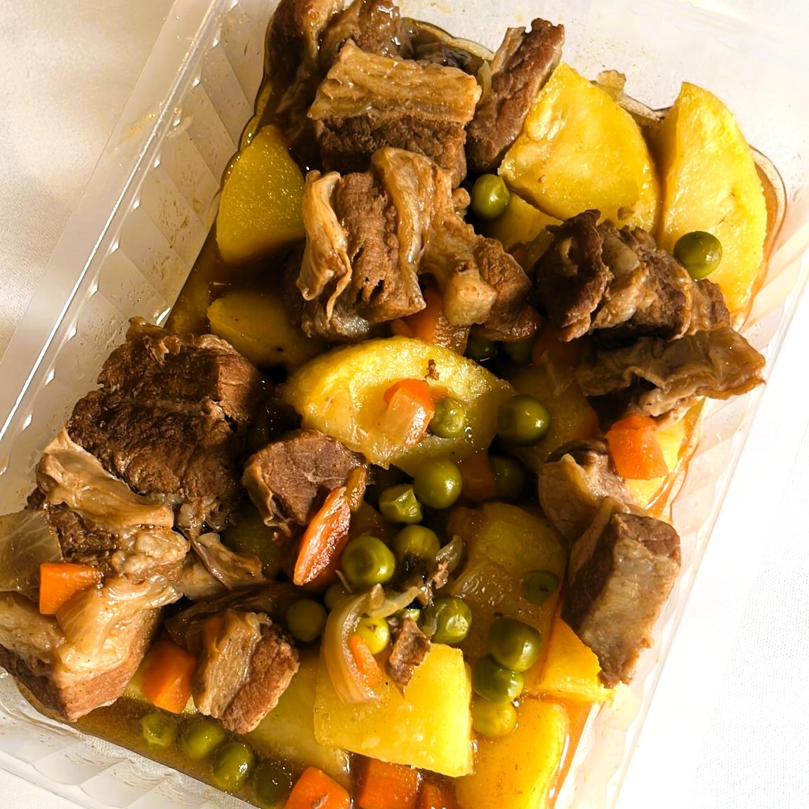 Ternera con Guisantes y Patatas Fritas