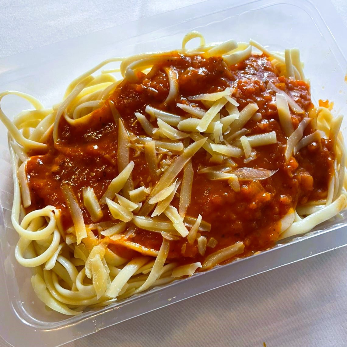 Tallarines al Pesto Rojo con Parmesano