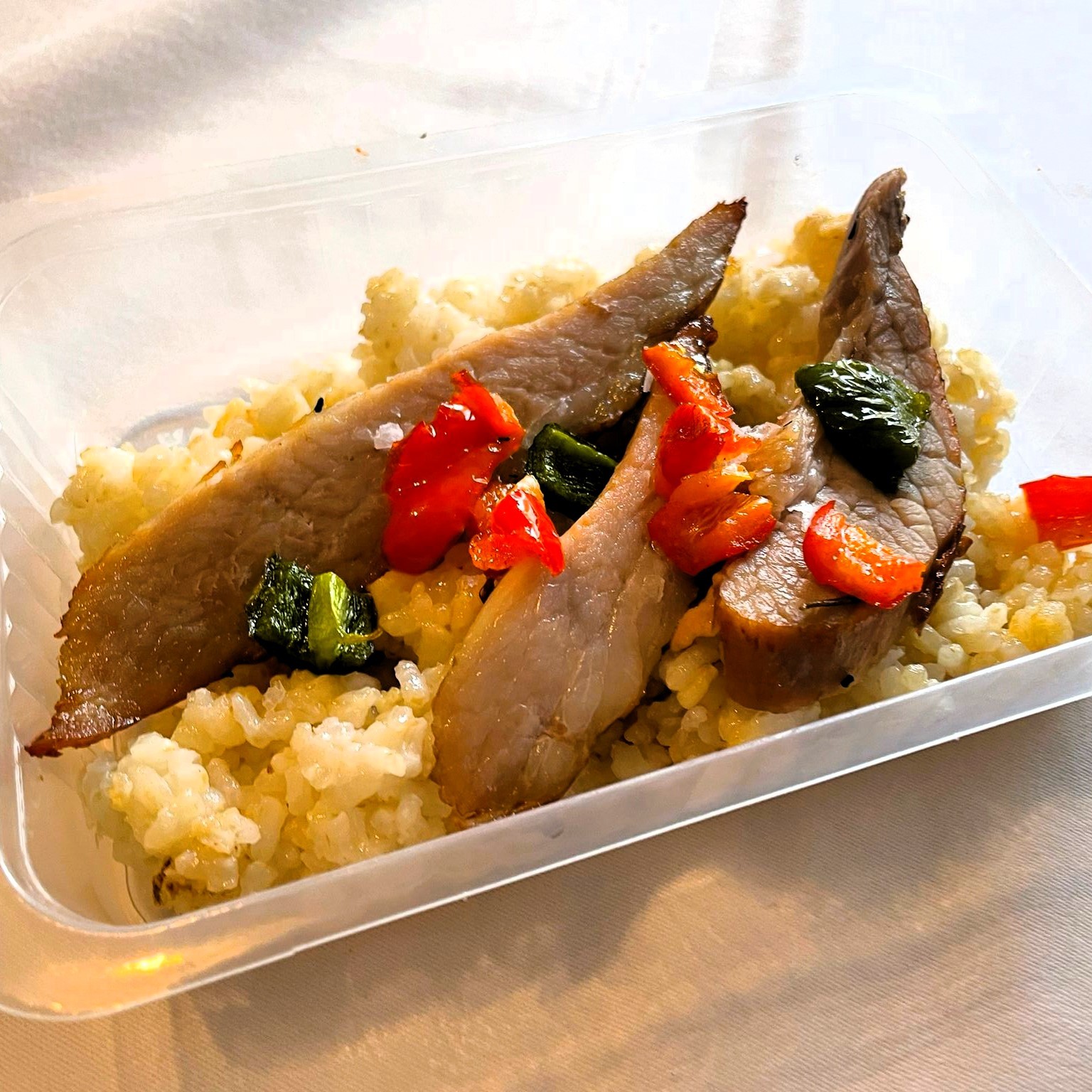 Secreto a la Plancha con Arroz Salteado con Ajos Tiernos
