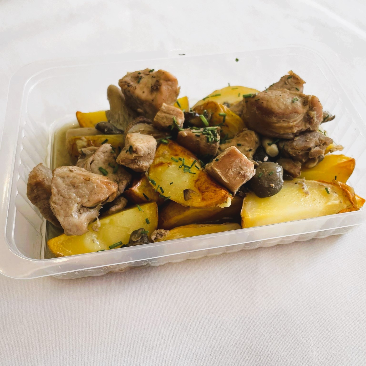 Daditos de Cerdo Con  Salsa  de  Setas  y  Patatas