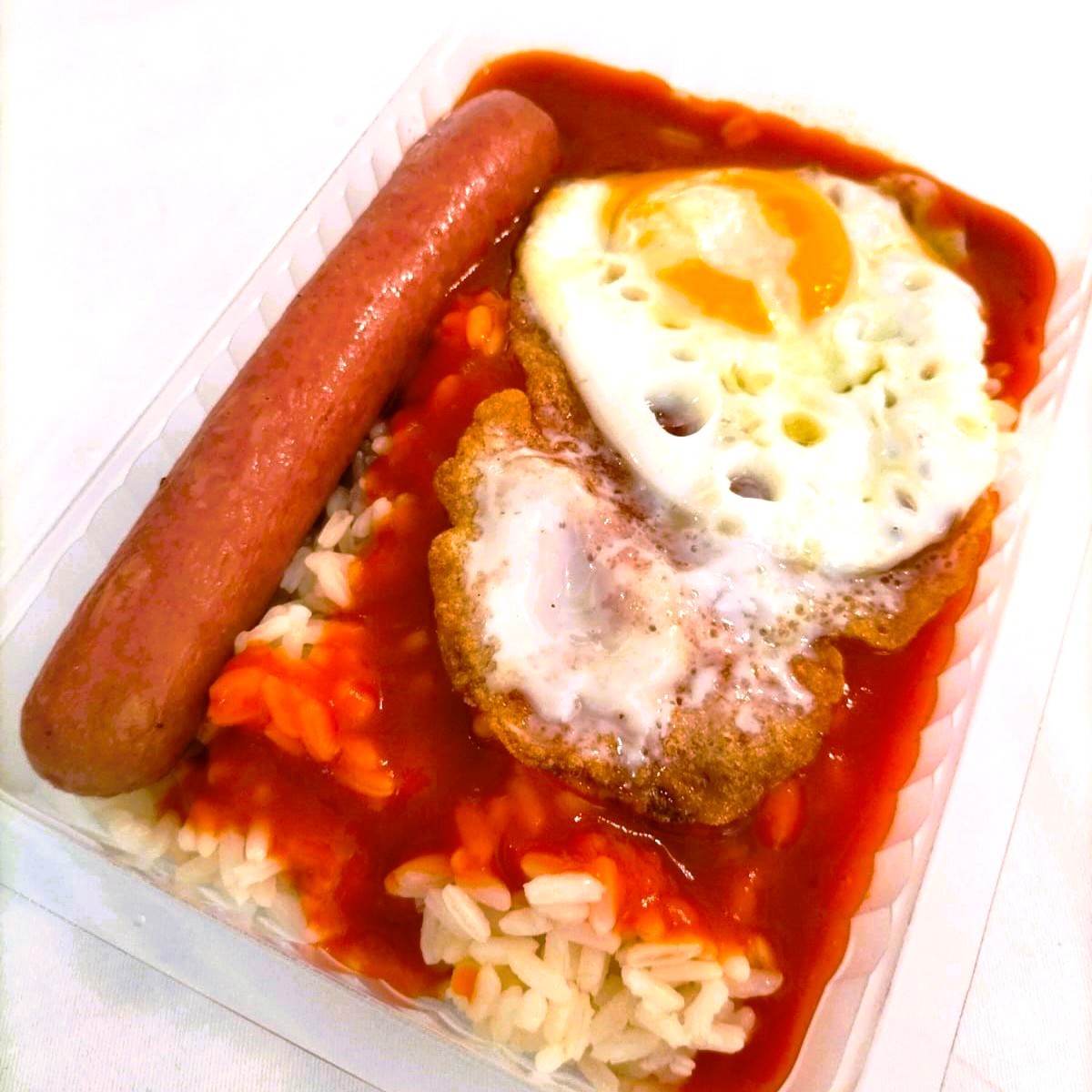 Arroz a la Cubana con Huevo Frito y Salchicha