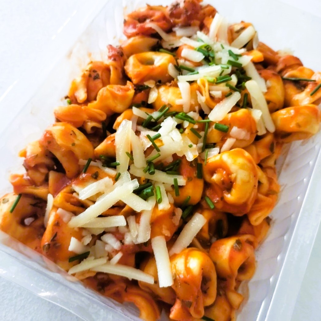 Tortellini con Salsa de Tomate y Queso