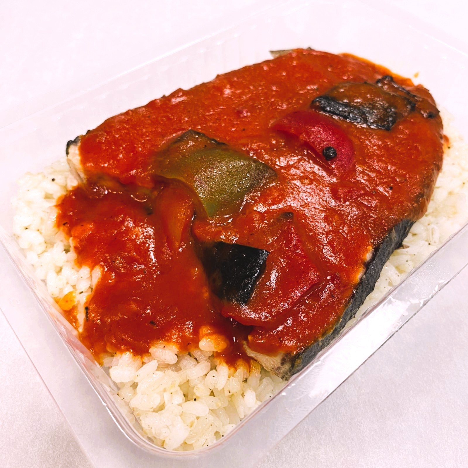 Emperador con Tomate con Arroz Blanco Salteado