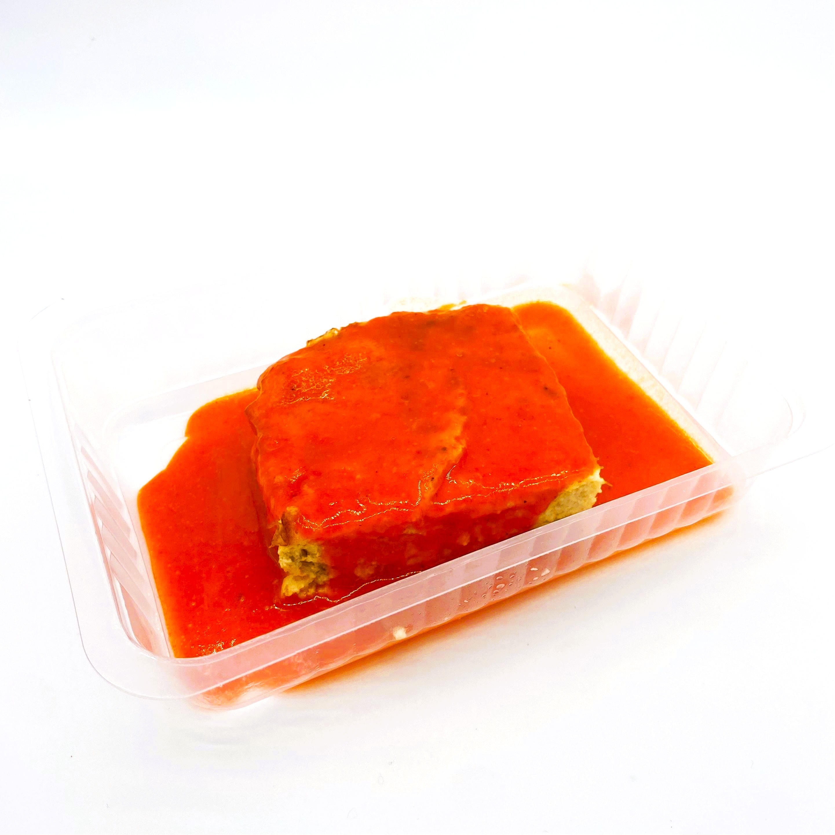 Pastel de merluza y puerros con crema de pimientos