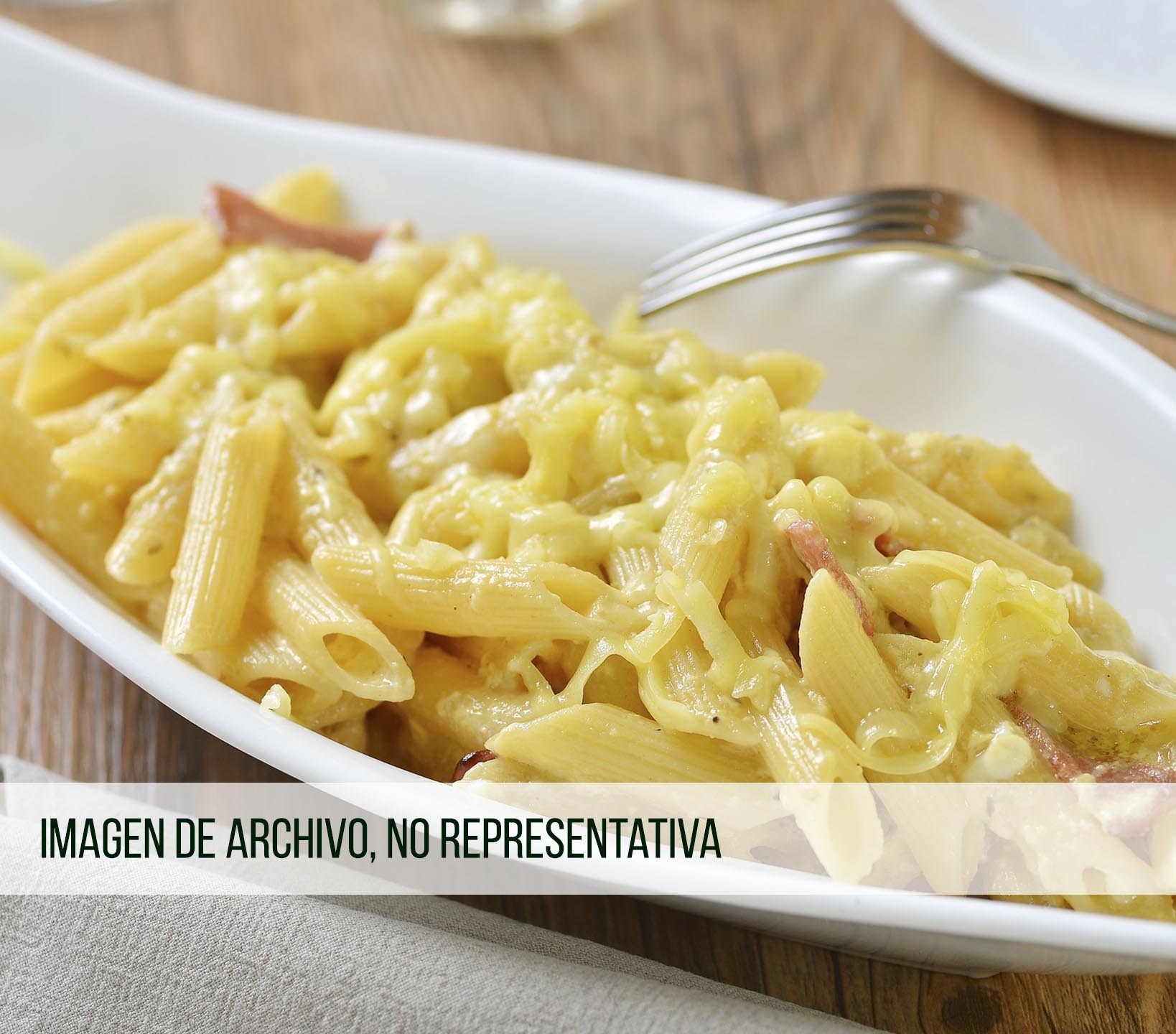 Coditos de pasta con bacon y bechamel gratinados