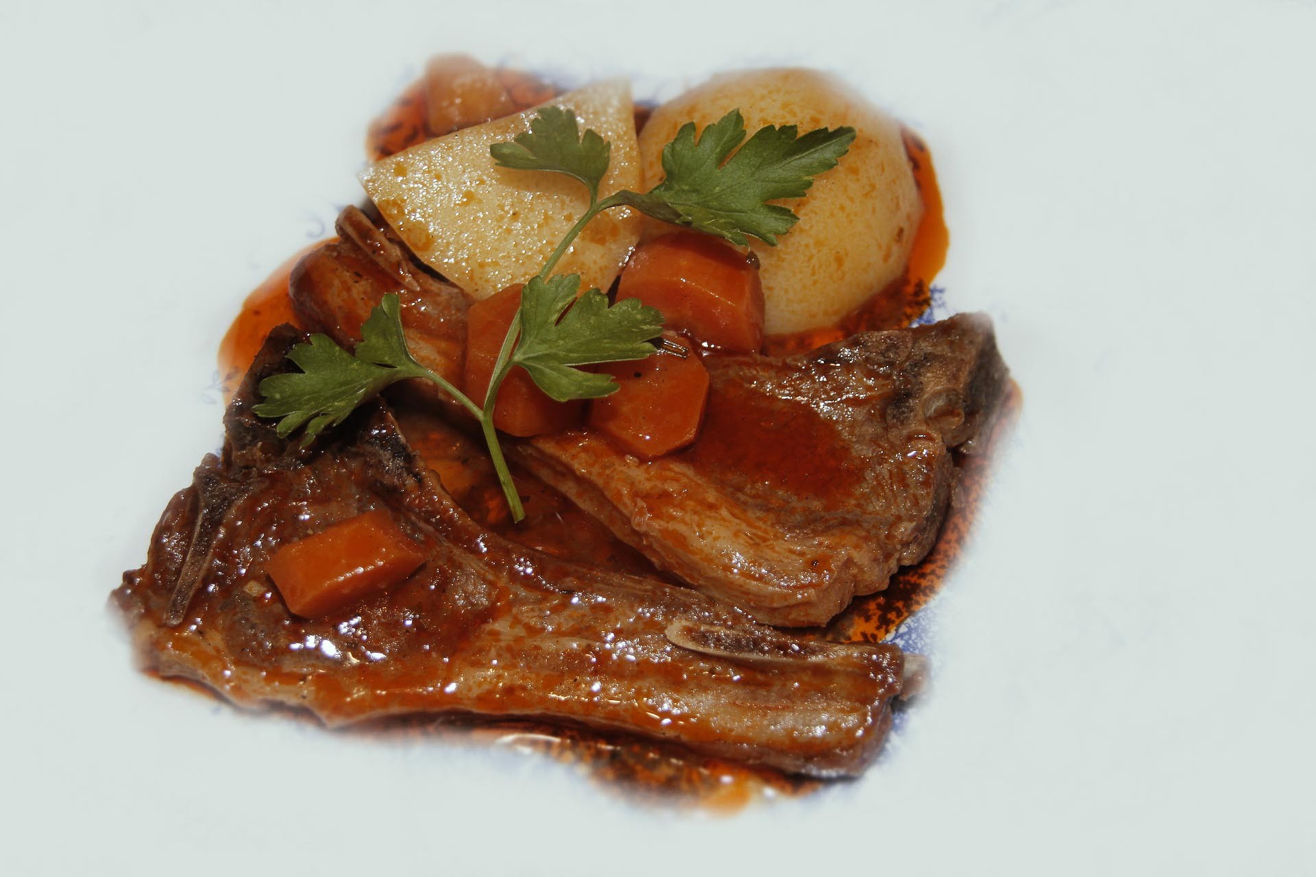 Cordero al Chilindrón con Patatas Asadas