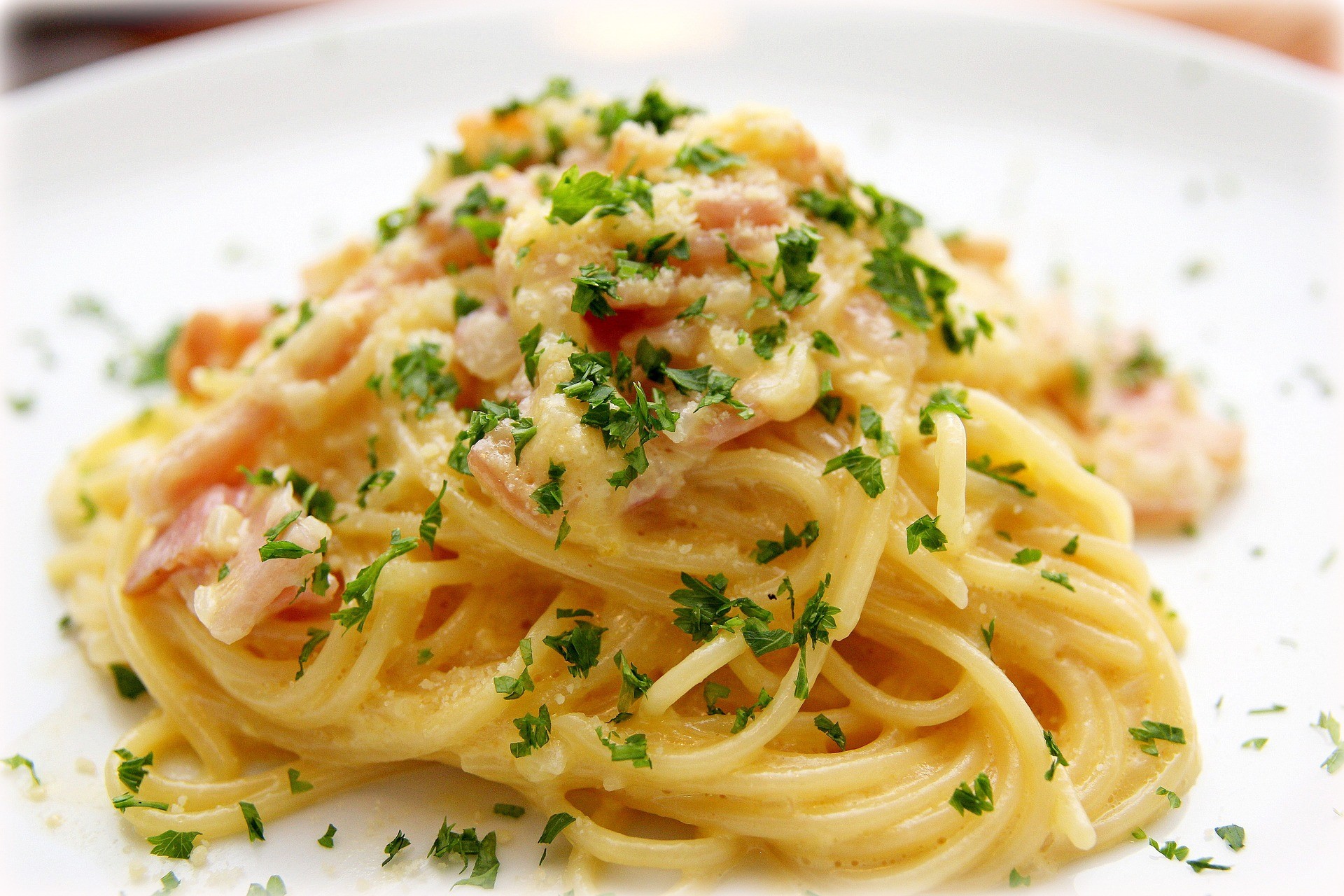 Tallarines gratinados con bacon y bechamel