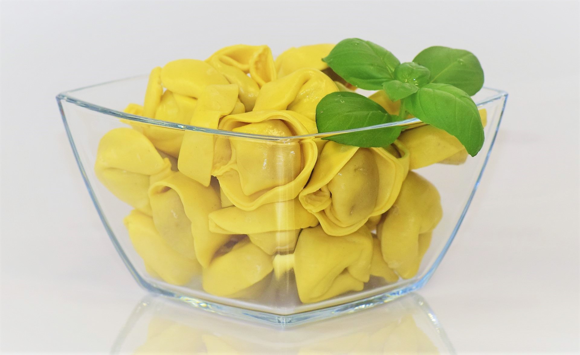 Tortellini de Carne Salteados con Ajos Tiernos y Cebolla