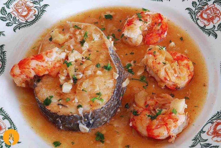 Lecha con Salsa de Gambas y Puré de Patatas