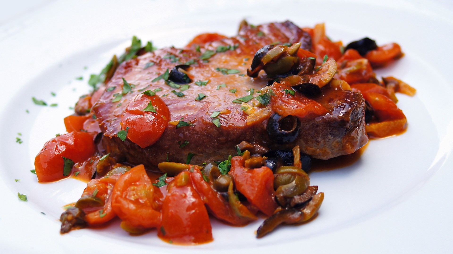 Caballa con salsa de guindilla con verduras salteadas