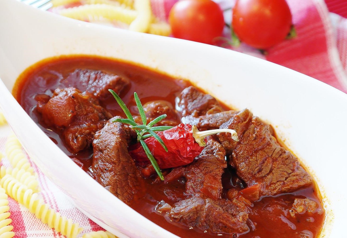 Goulash de Ternera con Salteado de Arroz y Verduras