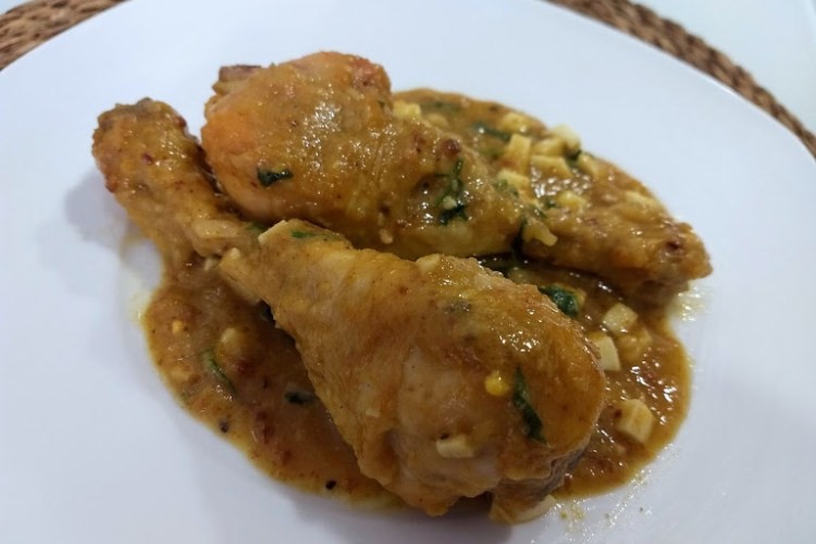 Pollo en pepitoria con patatas